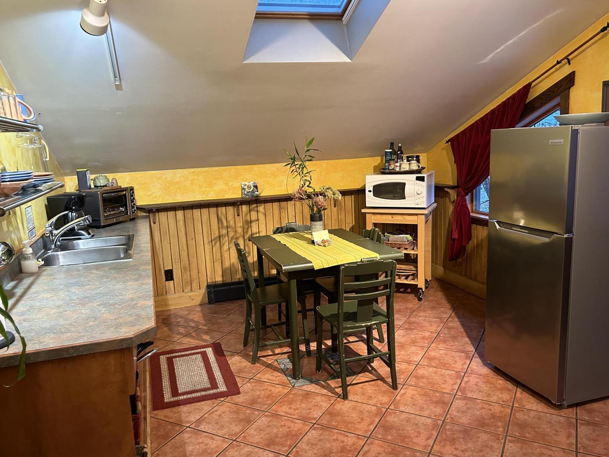 Wheelchair Accessible 2 Bedroom Downtown Suite Urban Comfort- Pet-Friendly, Νέλσον Εξωτερικό φωτογραφία