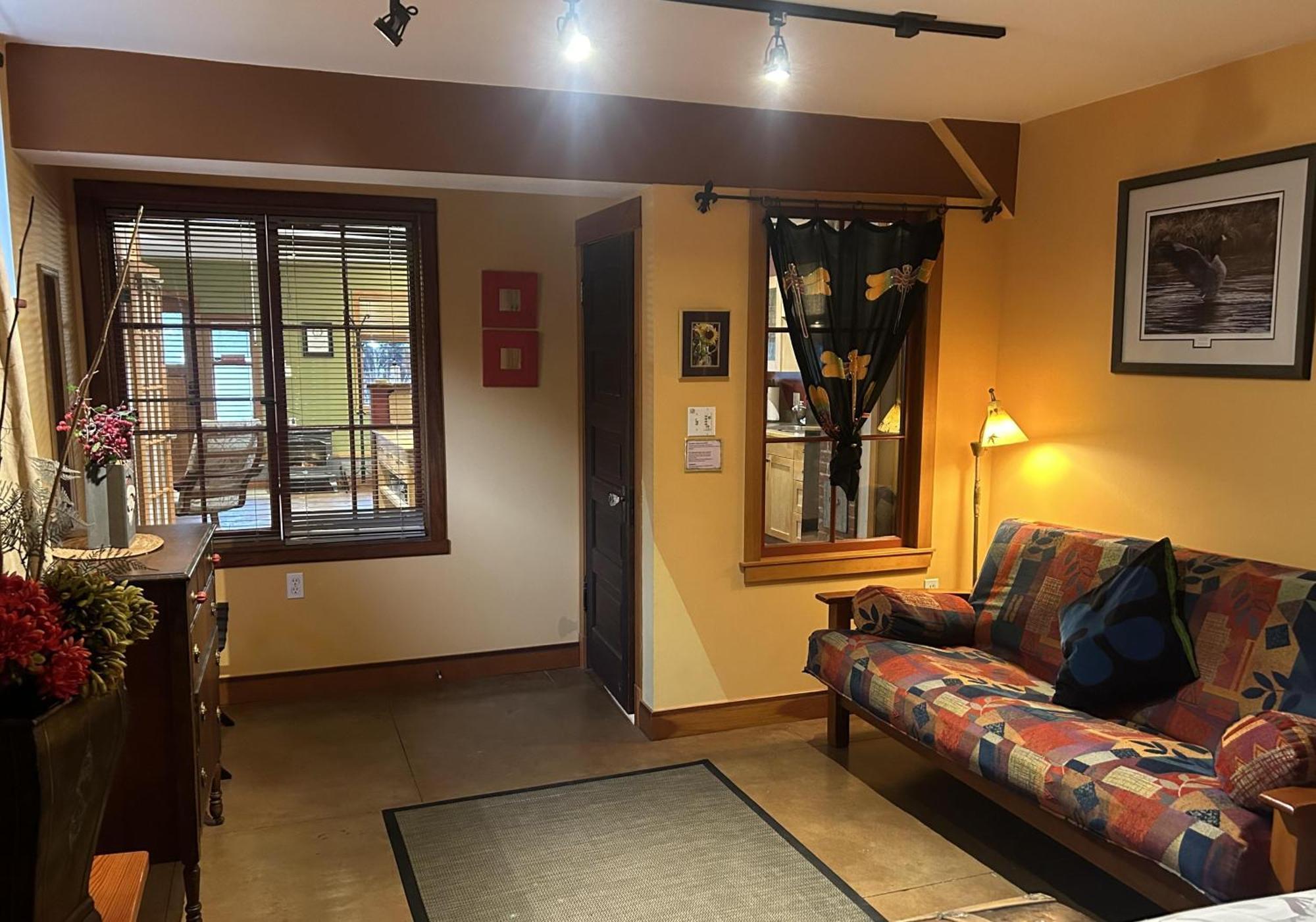 Wheelchair Accessible 2 Bedroom Downtown Suite Urban Comfort- Pet-Friendly, Νέλσον Εξωτερικό φωτογραφία